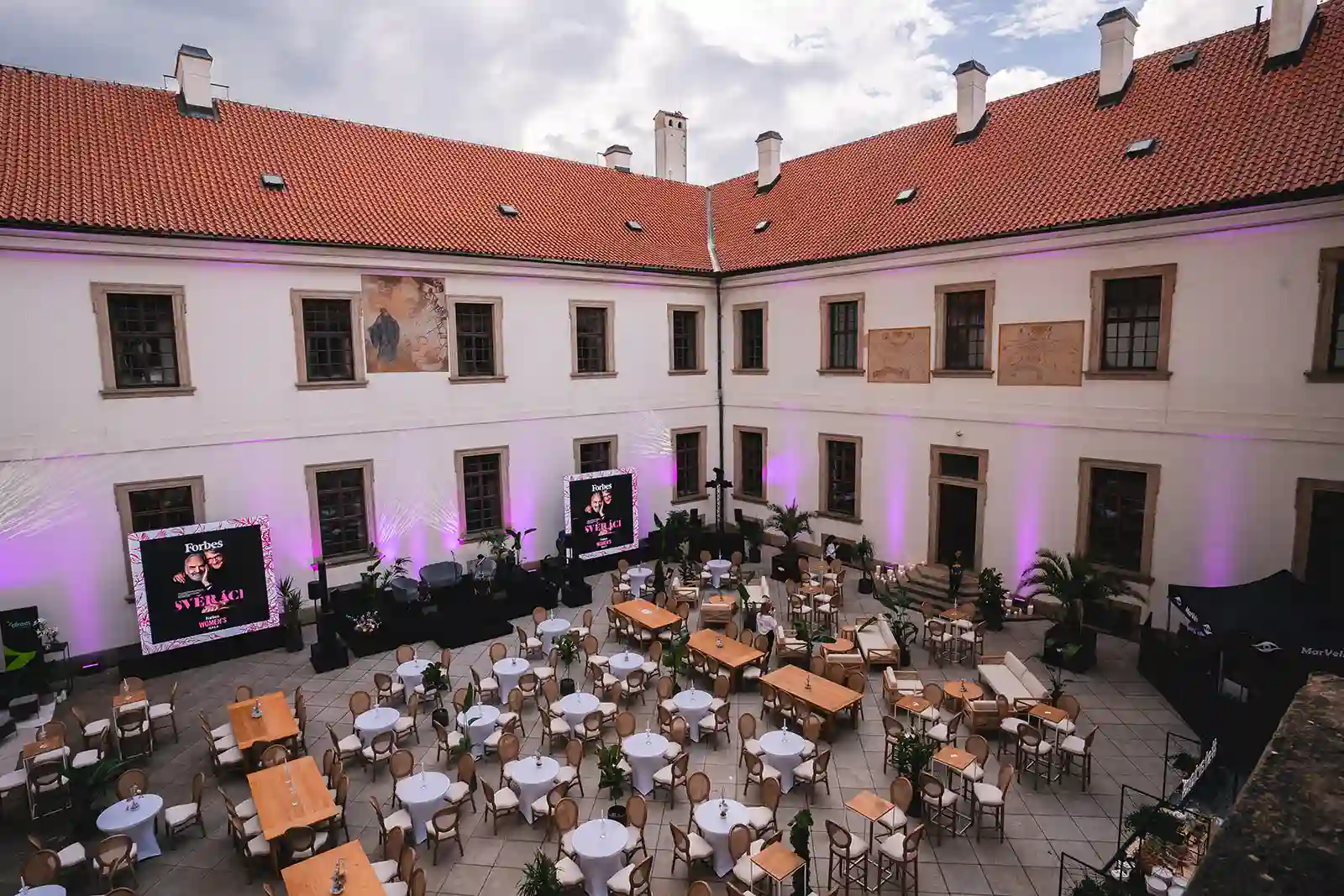 Forbes Women's Gala 2026 – slavnostní večeře na nádvoří Břevnovského kláštera pro 183 hostek